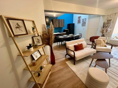 un salon avec un canapé et une table dans l'établissement Les Cyclades - Gare - 6 pers, au Mans