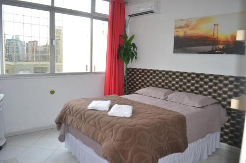 Giường trong phòng chung tại Apartamento no Centro