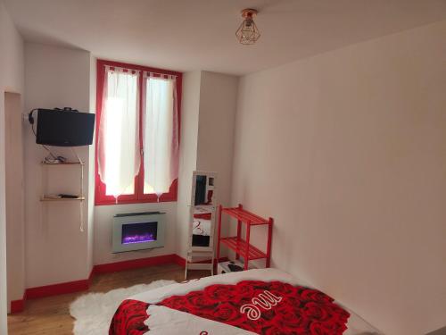 una piccola camera da letto con un letto e una finestra di Le romantique ad Argelès-sur-Mer