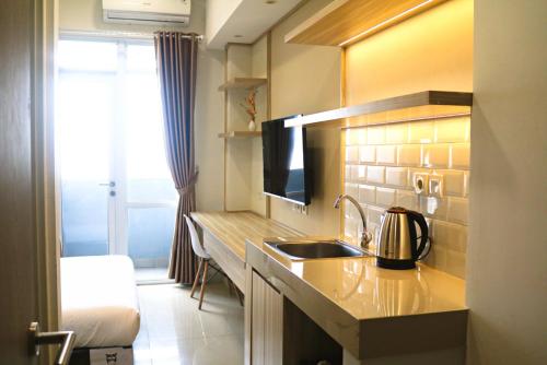 a small kitchen with a sink and a microwave at Smart Vasanta in Jarakasta