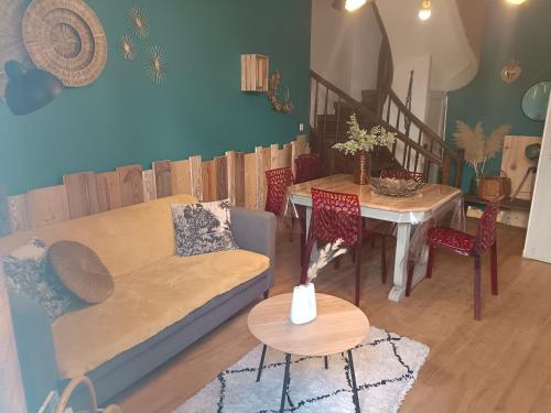 un salon avec un canapé et une table dans l'établissement Maison cœur de village, à La Salvetat-sur-Agout