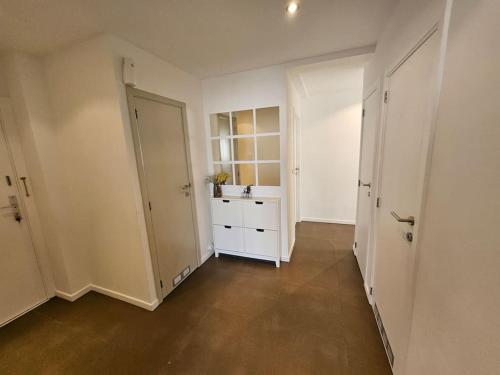 Una habitación vacía con un lavabo y un baño. en Urban Comfort Mechelen, en Malinas