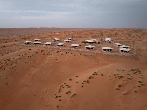 an aerial view of a resort in the desert at Stars Gate Camp in Al Wāşil