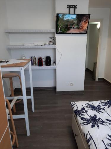 une cuisine avec un réfrigérateur blanc et une table dans l'établissement Riadh, à Strasbourg