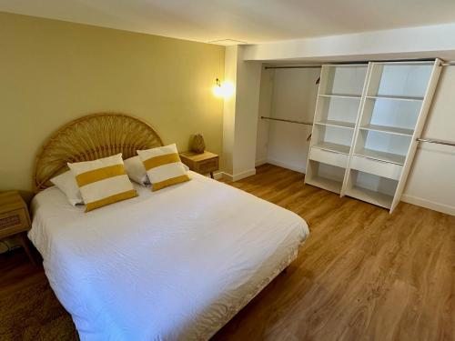 une chambre avec un grand lit blanc avec deux oreillers dans l'établissement Le Duplex - Gare - 4 Personnes, au Mans