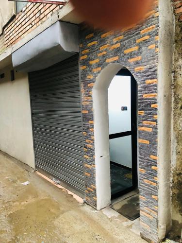 une arche dans un bâtiment avec une porte de garage dans l'établissement Kandy Railway Inn, à Kandy