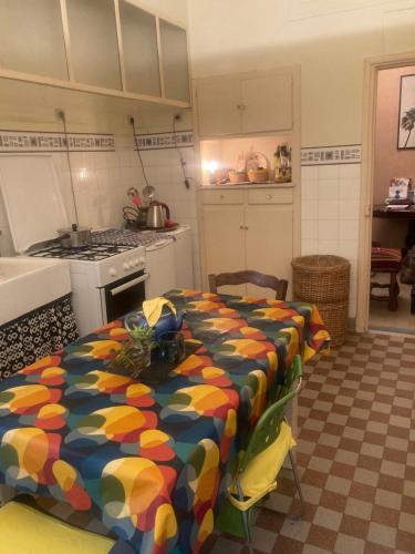 une cuisine avec une table et un tissu de table coloré dans l'établissement Appartement dans le Vieux-Nice, à Nice