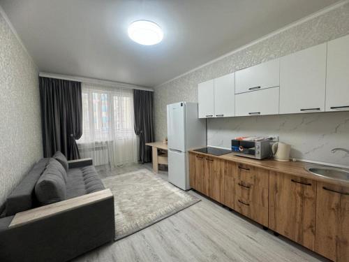 Η κουζίνα ή μικρή κουζίνα στο Апартаменты напротив Алматы Арены 69-32