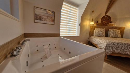 Postel nebo postele na pokoji v ubytování La suite Nature jacuzzi au cœur du château de Boissettes