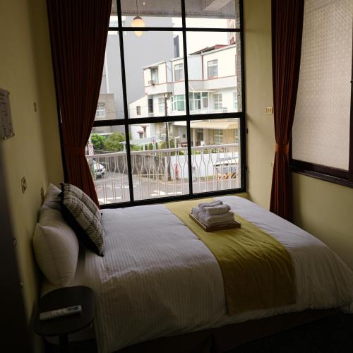 Cama o camas de una habitación en 包棟-事務所洋樓 The Remote Living-台南獨棟古典洋樓8-10人 停四台車