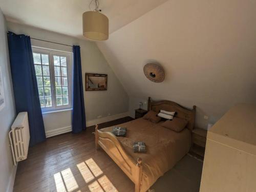 une chambre avec un lit et une grande fenêtre dans l'établissement Au Bonheur des Voyageurs, 30' de Paris, à Villennes-sur-Seine