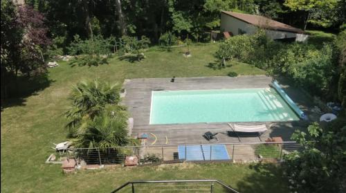 - une vue sur la piscine dans la cour dans l'établissement Au Bonheur des Voyageurs, 30' de Paris, à Villennes-sur-Seine