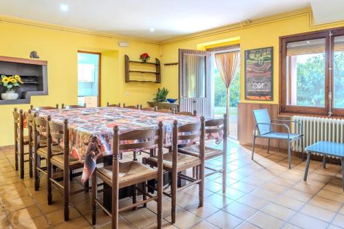 a dining room with a table and chairs at Can Mestrehumà in Bas