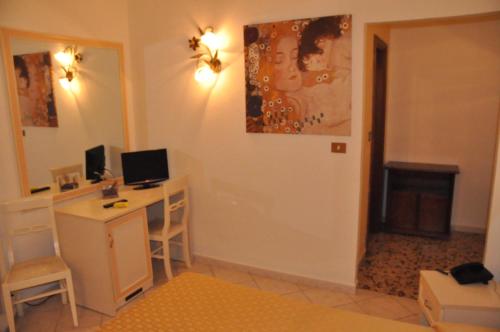 Una habitación con un escritorio con una computadora encima. en Hotel Vittoriano, en Turín