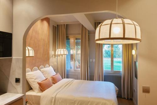 une chambre avec un grand lit et une grande fenêtre dans l'établissement Hermes Room - Duke Housing, à Paris