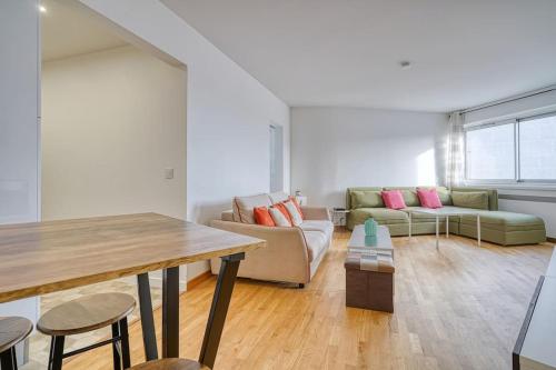 un salon avec un canapé et une table dans l'établissement Cozy apartment 5 people Tour Eiffel - Champ de Mars, à Paris