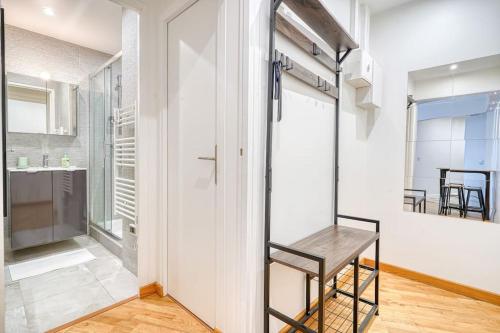 Cette chambre dispose d'une porte en verre menant à une salle de bains. dans l'établissement Cozy apartment 5 people Tour Eiffel - Champ de Mars, à Paris