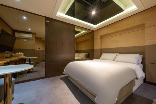 Un dormitorio con una cama y una mesa en una habitación. en Hotel Star, en Seúl