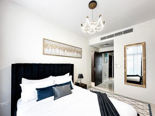 Ένα ή περισσότερα κρεβάτια σε δωμάτιο στο Luxurious 3BDR Serenity Awaits in Damac Hills 2