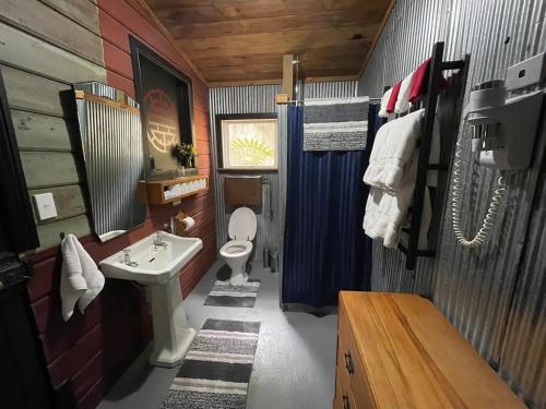 Bilik mandi di The Vicarage Barn