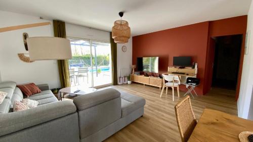 Photo de la galerie de l'établissement Villa Le Faré 10 min des plages - Climatisée - 8 Pers - Piscine Chauffée du 1er mai au 30 sept -, à Azur