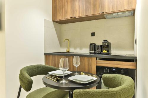 une petite cuisine avec une table et deux chaises dans l'établissement Beautiful 1-bedroom apartment 2pers rue du commerce Eiffeil Tower, à Paris