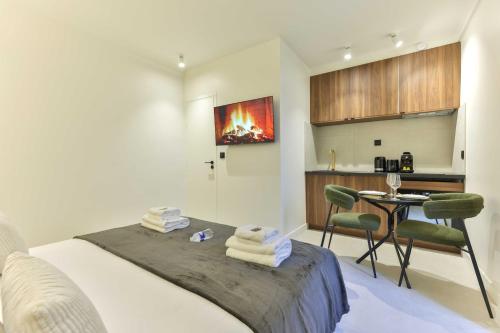 une chambre avec un lit et une table et une cuisine dans l'établissement Beautiful 1-bedroom apartment 2pers rue du commerce Eiffeil Tower, à Paris