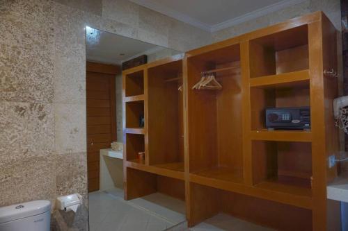 Bilik mandi di T&J1 - Gorgeous 1BR pool villa, parking, walk to beach!