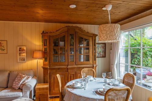 ズテンダールにあるChalet Luxeのダイニングルーム(テーブル、キャビネット付)