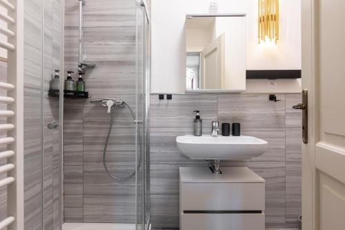 Koupelna v ubytování Tichý apartmán v centru města u metra s balkónem a parkováním