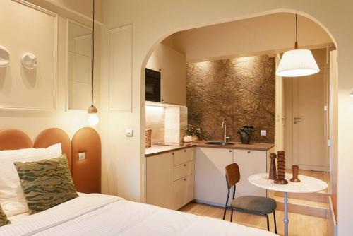 une chambre avec un lit et une table et une cuisine dans l'établissement Saint Charles Room - Duke Housing, à Paris