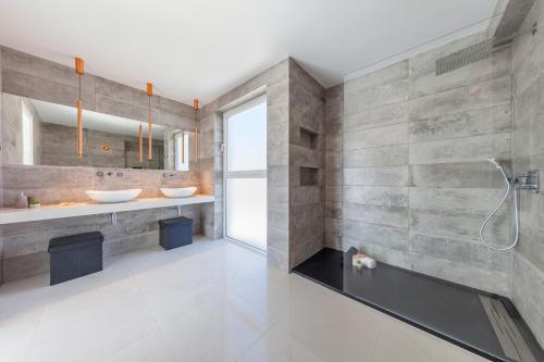 ein Badezimmer mit zwei Waschbecken und einer Dusche in der Unterkunft Villa Catalina by Algarve Vacation in Armação de Pêra