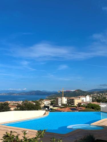 une grande piscine avec vue sur l'océan dans l'établissement Appartement vue mer avec piscine, à LʼÎle-Rousse