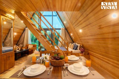 シュリーナガルにあるStayVista at Rahat with Private Pool, Lawn & BBQの家の中のダイニングルーム