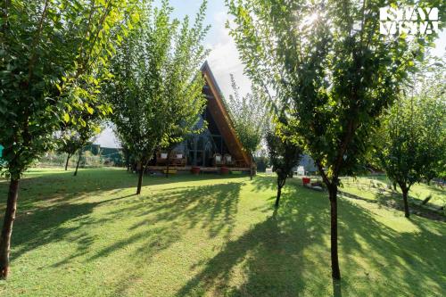 StayVista at Rahat with Private Pool, Lawn & BBQにある庭
