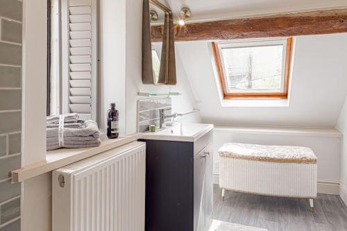 ein Badezimmer mit Waschbecken und Spiegel in der Unterkunft Mill House & Cottage - on The Cotswold Way! in Harescombe