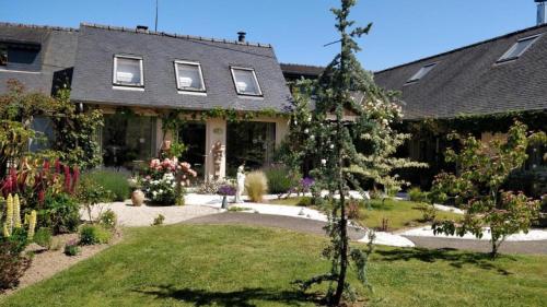 a house with a garden in front of it at La Demeure de la Vendémière in Pont-Melvez
