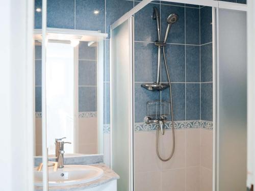 une salle de bain avec douche et lavabo dans l'établissement Pavillon 3 pièces, 6 pers, vue mer, clim, animaux, parking - FR-1-409-101, à Fleury