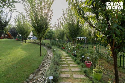 StayVista at Rahat with Private Pool, Lawn & BBQにある庭