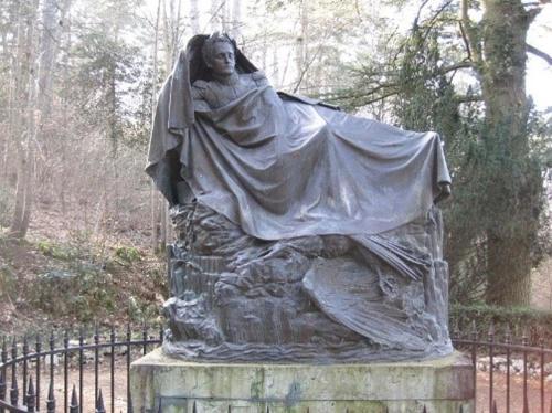 a statue of a woman wrapped in a blanket at Logis Hôtel restaurant Chez Jeannette in Fixin