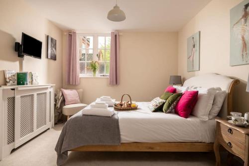 En eller flere senge i et værelse på Ground Wing - Norfolk Cottage Agency