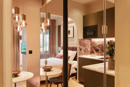 une chambre avec un lit et une cuisine dans l'établissement Rosso Levanto Room - Duke Housing, à Paris
