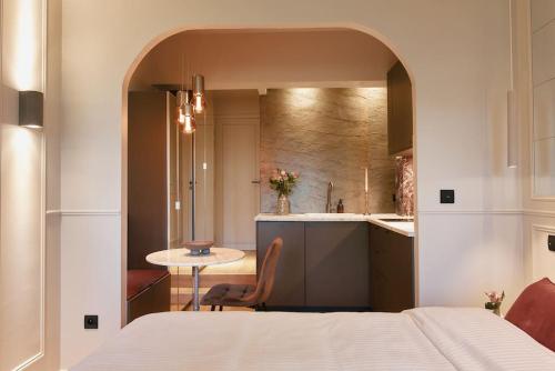 Rosso Levanto Room - Duke Housing