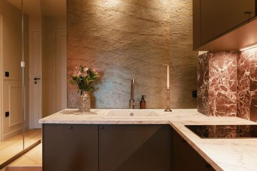 Rosso Levanto Room - Duke Housing