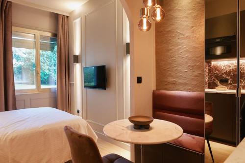 une chambre avec un lit, une table et une chaise dans l'établissement Rosso Levanto Room - Duke Housing, à Paris