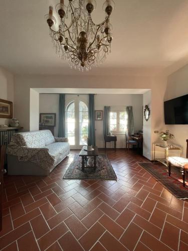 A television and/or entertainment centre at Appartamento in villa - Maria Grazia