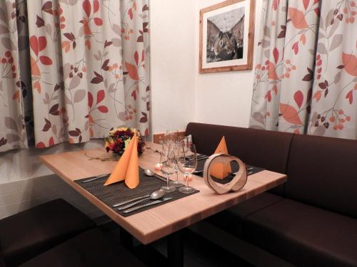 a table in a restaurant with a tableablish at Ski-In/Ski-Out Hotel Sport in Saas-Almagell