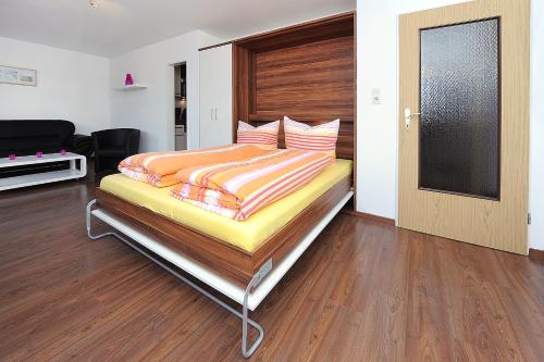 a bedroom with a bed in a room at Haus Hafenromantik in Neuharlingersiel