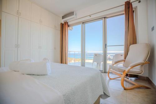 Ένα ή περισσότερα κρεβάτια σε δωμάτιο στο Homely Coastal Retreat with Stunning Views