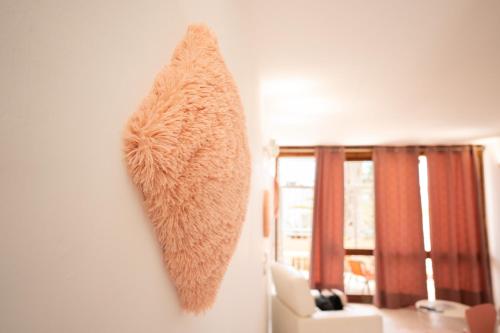 Un guante de piel colgado en una pared junto a una silla. en Casa Alejandro WIFI & POOL & 24H SECURITY, en Arona